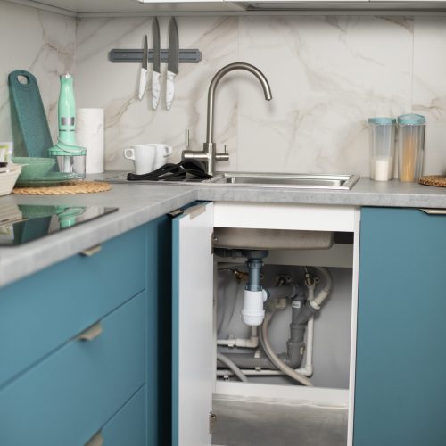 vista-de-las-tuberias-de-fontaneria-expuestas-en-la-cocina